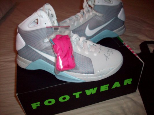 Nike Hyperdunk - McFly - Signed by Kobe Bryant