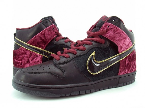 Nike Dunk High SB Premium – U2 Bloody Sunday