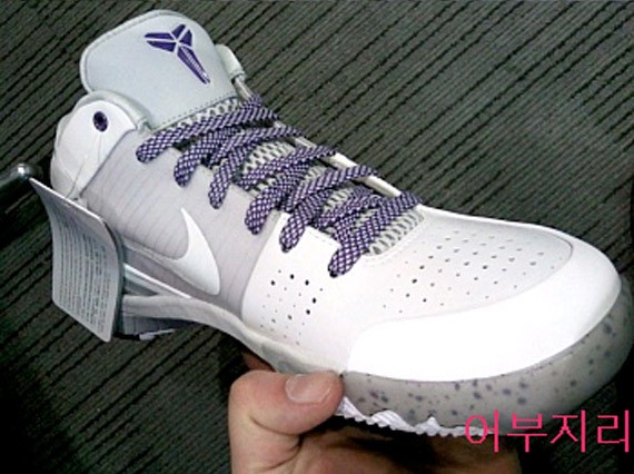zoom-kobe-iv-white-purple-07.jpg