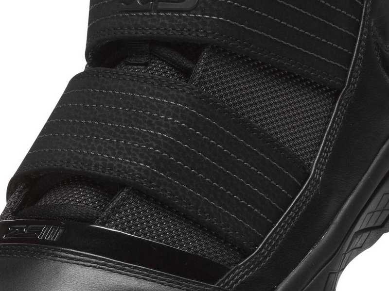nike-zoom-soldier-3-gr-triple-black-1-07