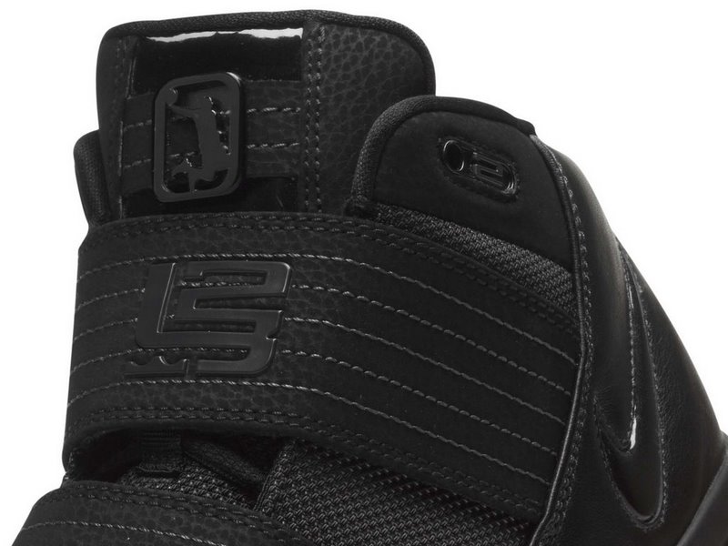 nike-zoom-soldier-3-gr-triple-black-1-08