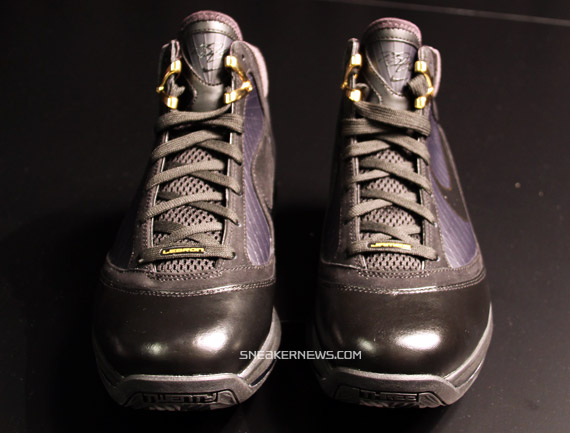 air-max-lebron-vii-black-gold-03