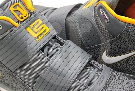 nikezoomlebronsoldier3iiigreyrep-1