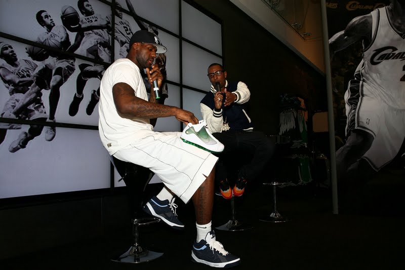 nike-zoom-lebron-ambassador-2-gr-navy-white-1-04