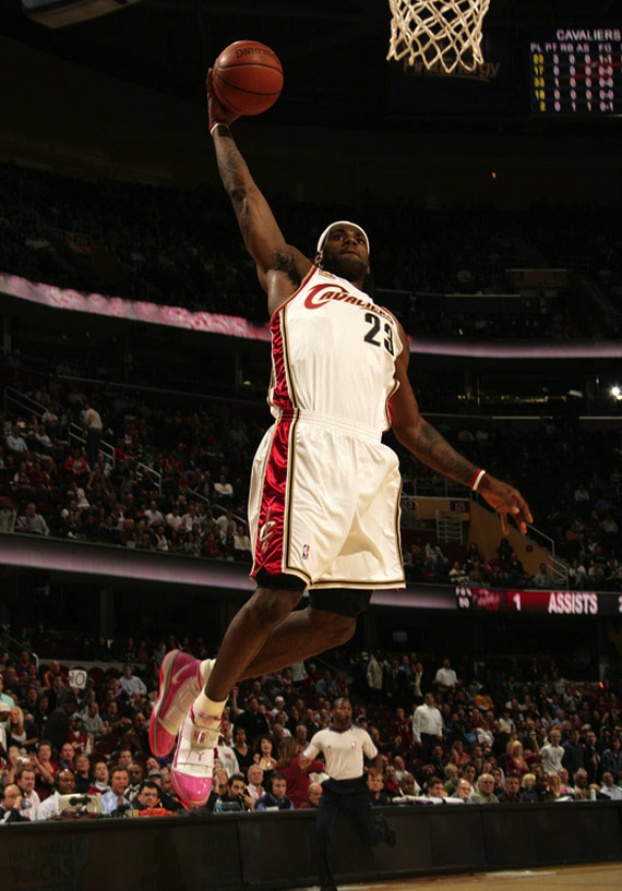 lebron-think-pink-zoom-soldier-III-6