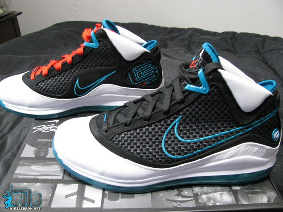 nike-air-max-lebron-VII-red-carpet-detail-11