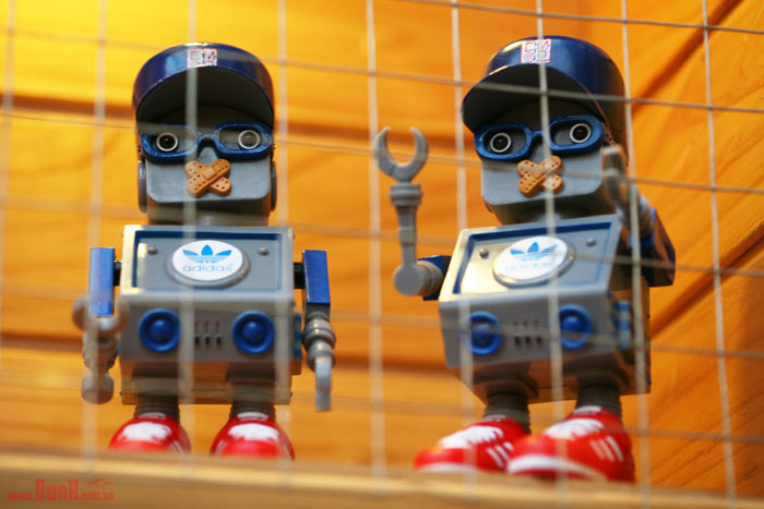 clot-dj-tommy-adidas-usb-robot-toy-02