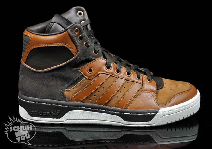 Adidas-Conductor-Braun-01