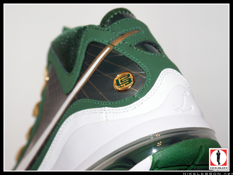 nike-air-max-lebron-7-pe-svsm-away-3-04