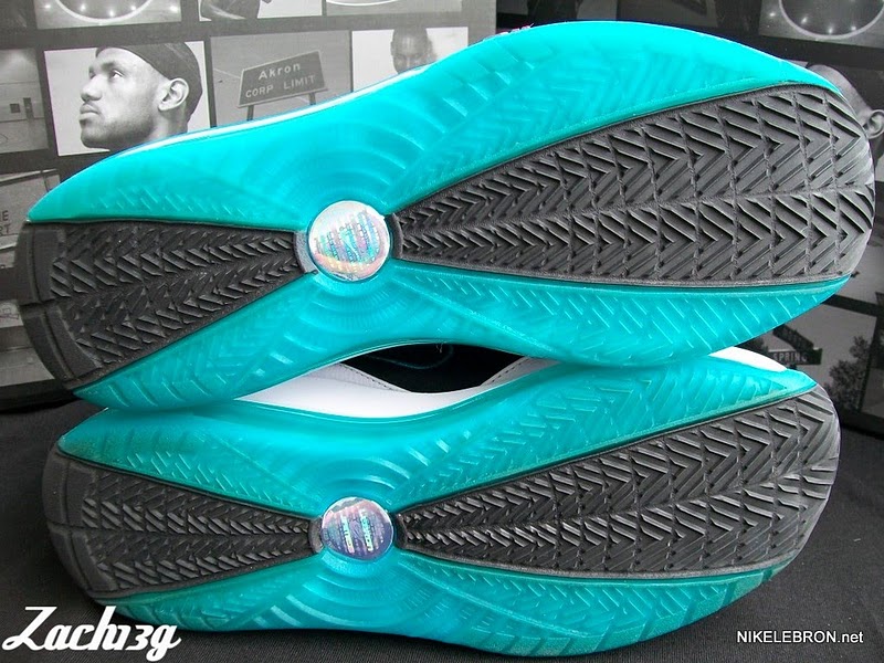nike-air-max-lebron-7-ss-red-carpet-1-07