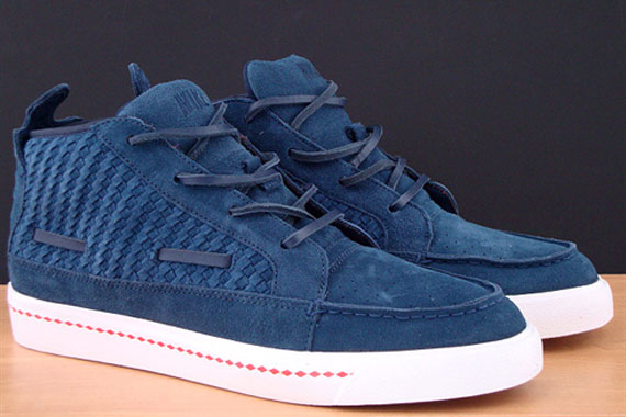 Nike Aina Chukka Obsidian Spice Met White 01