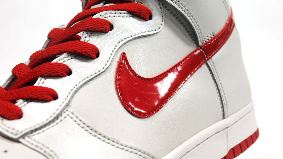 Nike WMNS Dunk High Icons – Light Bone – Varsity Red Patent