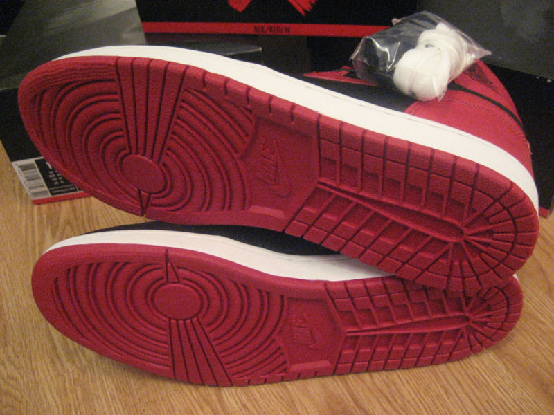 Air Jordan 1 Banned 04