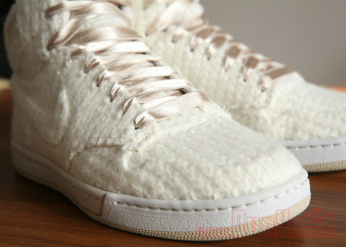 Nike Wmns Air Royalty Mid Tz 2