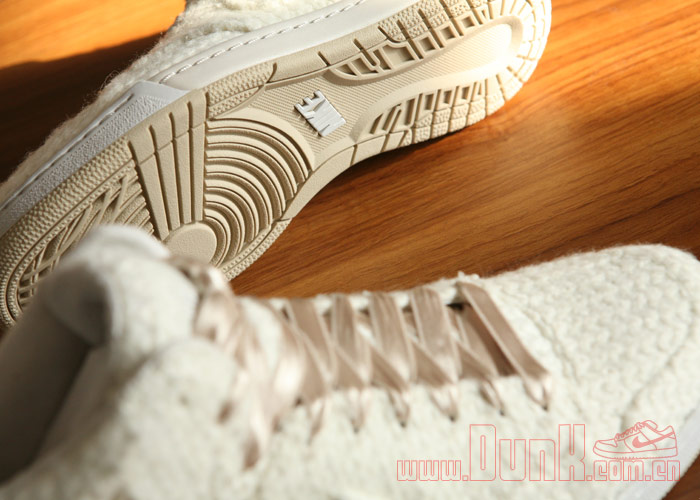 Nike Wmns Air Royalty Mid Tz 5