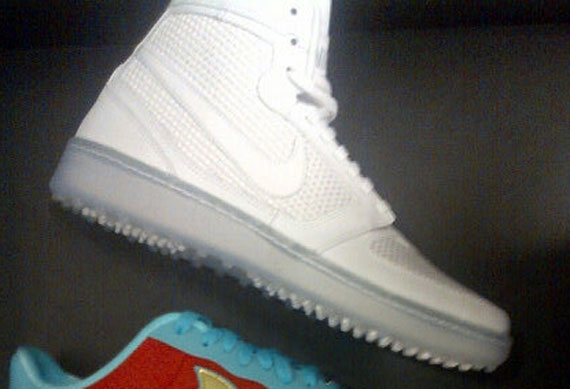 Nike Trainer Clean Sweep – White – Clear Sole