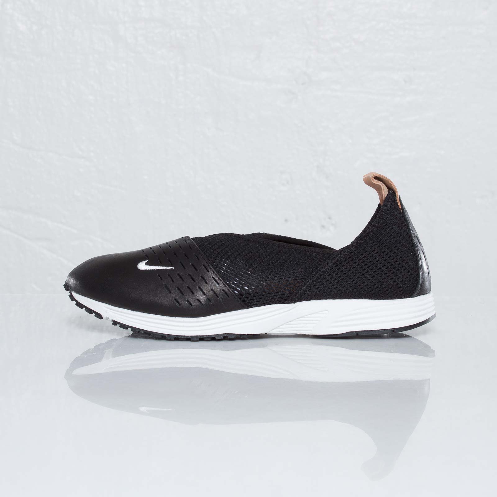 Nike Wmns Pocket Runner Ii Black Summit White 1