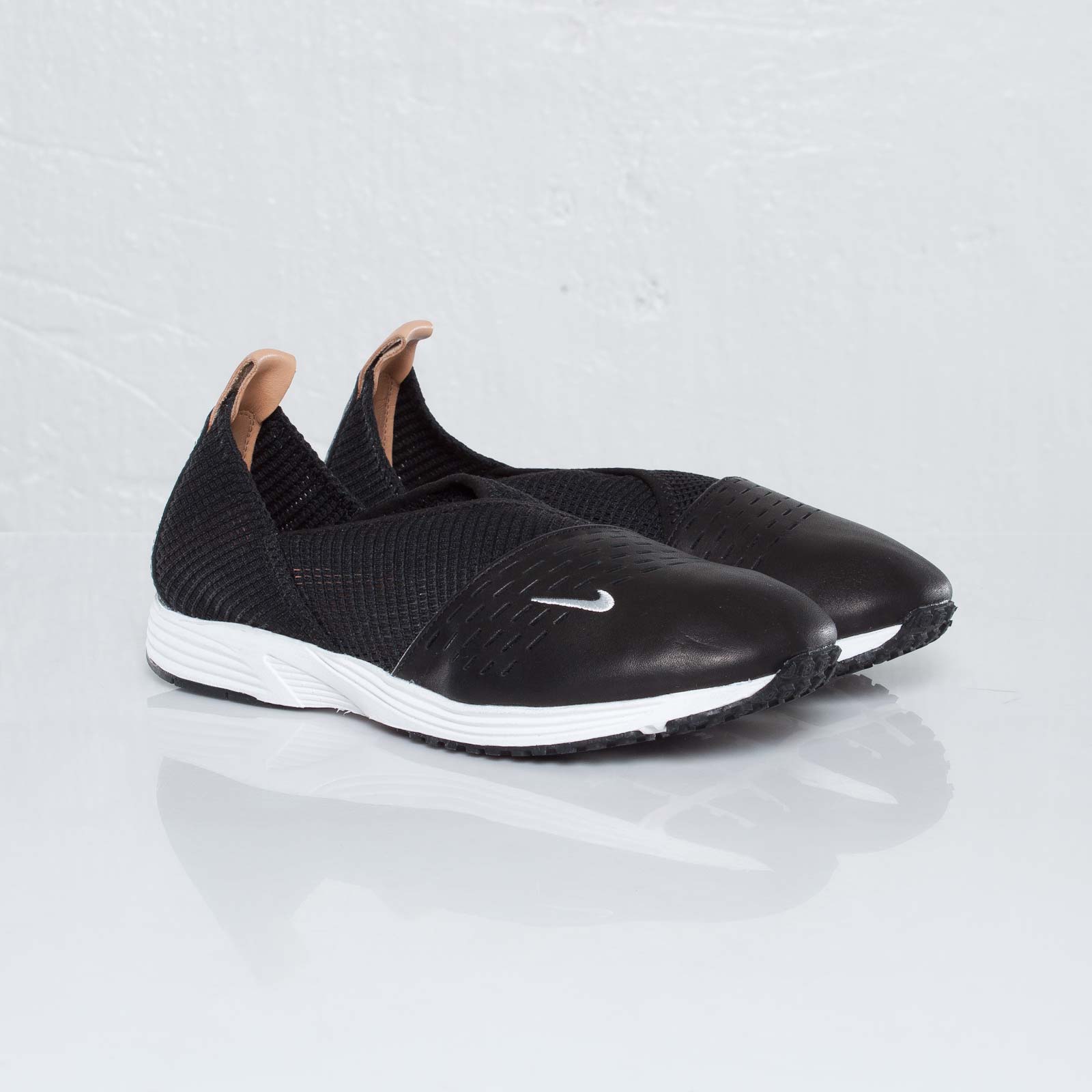 Nike Wmns Pocket Runner Ii Black Summit White 2
