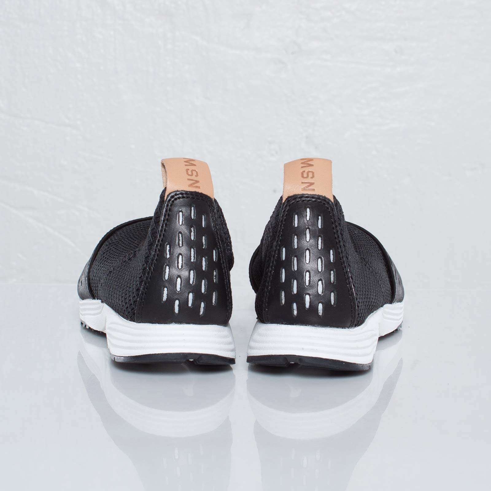 Nike Wmns Pocket Runner Ii Black Summit White 4