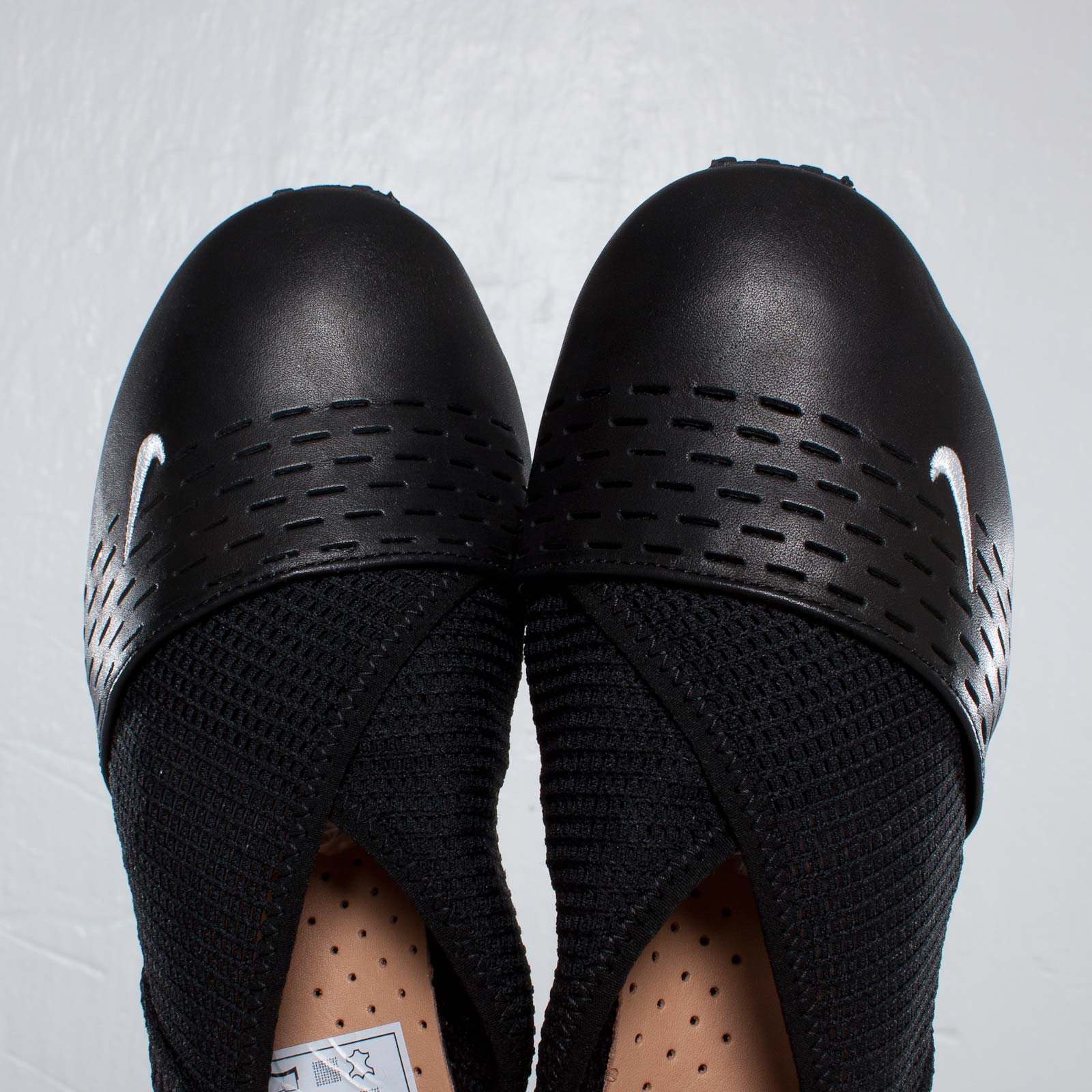 Nike Wmns Pocket Runner Ii Black Summit White 6