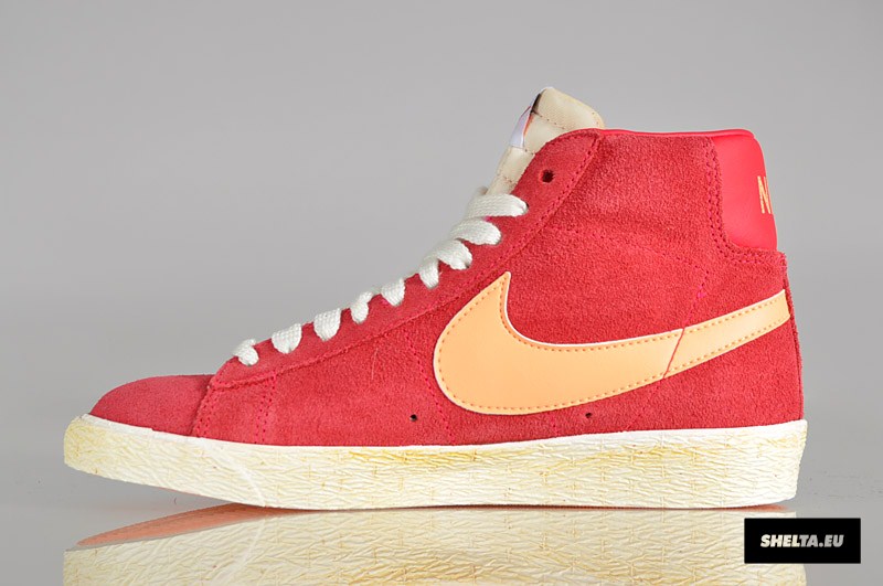 Nike Wmns Blazer High Suede Vntg Scarlet Fire Peach Cream Sail 1