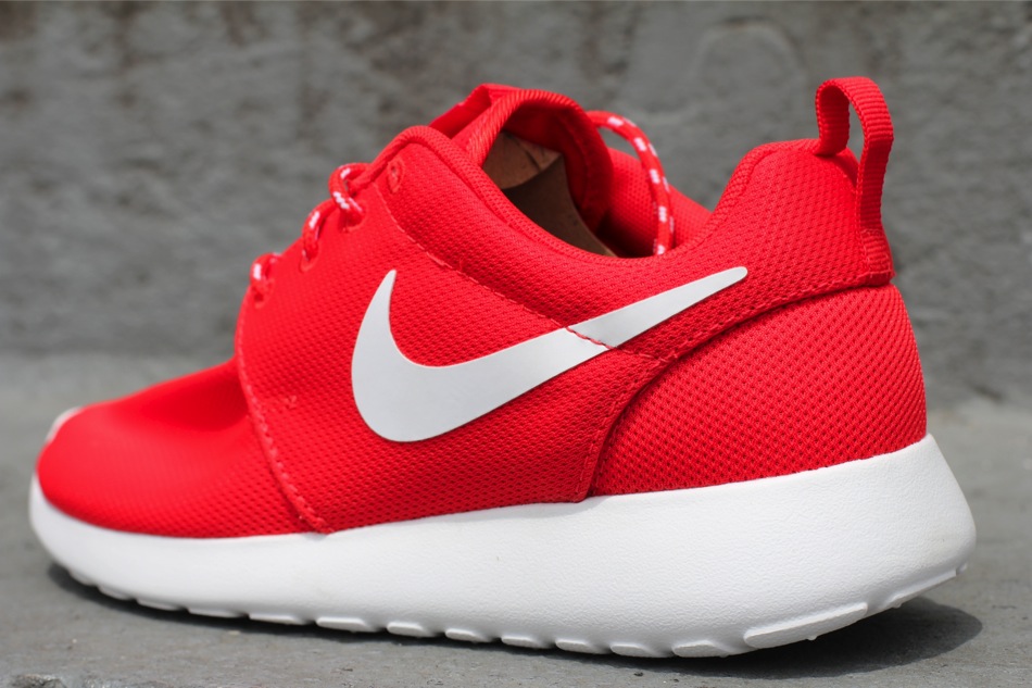 Nike Wmns Roshe Run Challenge Red White Volt 1