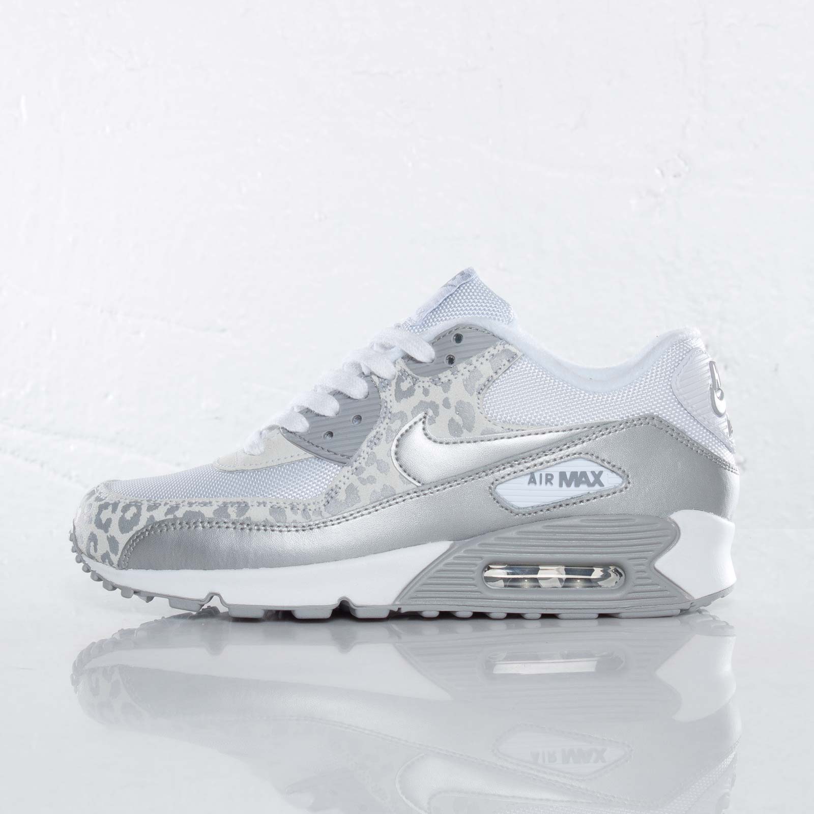 Nike Wmns Air Max 90 White Metallic Silver Wolf Grey 1