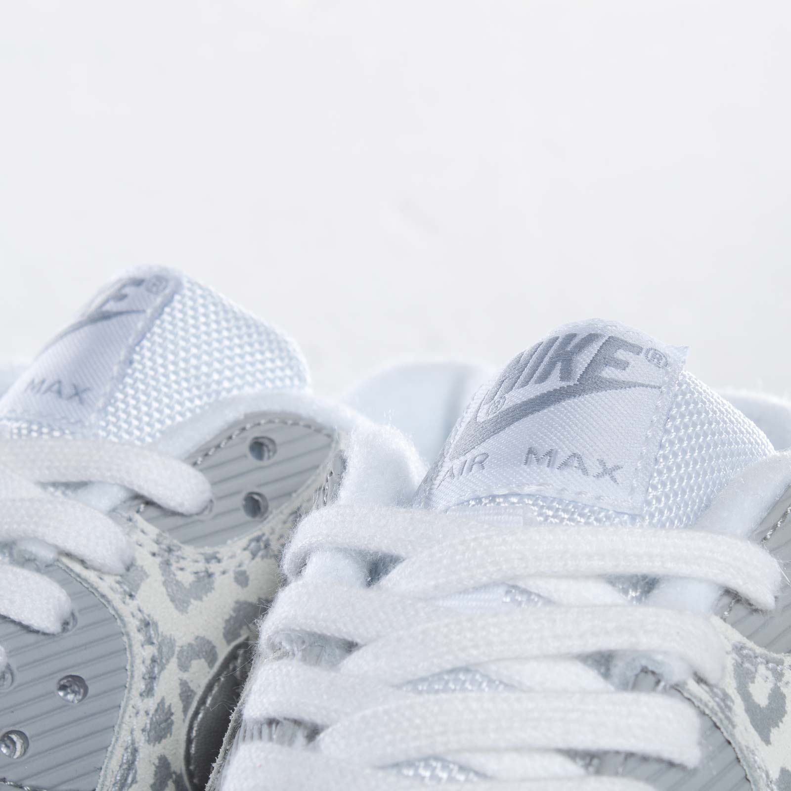 Nike Wmns Air Max 90 White Metallic Silver Wolf Grey 7