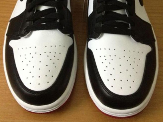 Air Jordan 1 Retro "Black Toe"
