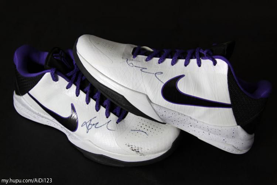 Kobe Bryant Autograph Set 27