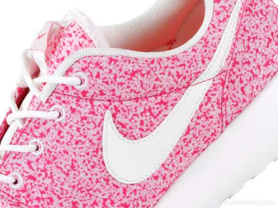 Nike Wmns Roshe Run Pink Force 1