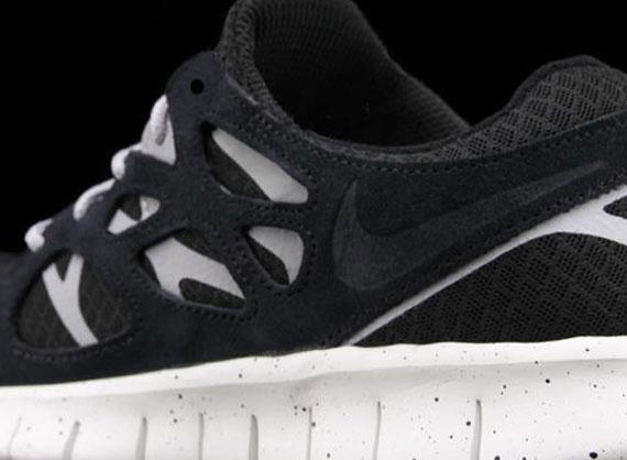 Nike Free Run 2 Oreo Available