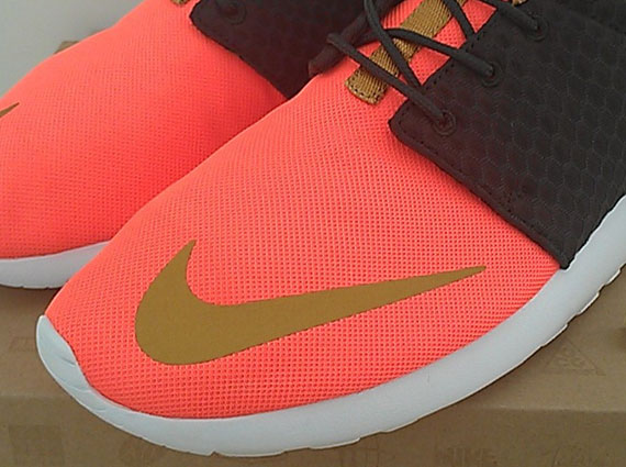 Nike Rosherun FB - Sequoia - Total Orange - Metallic Gold