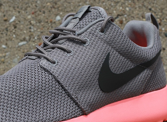 Nike Roshe Run Soft Grey Midnight Fog Total Crimson 4