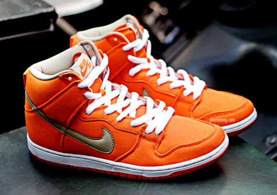Nike SB Dunk High “Orange Canvas”