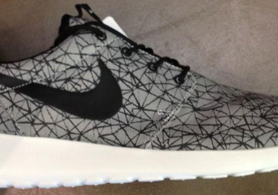 Nike Roshe Run - Grey/Black Graphic