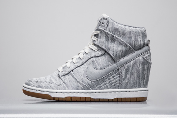 Nike Wmns Dunk Hi Satin 01