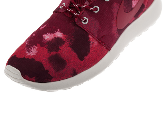 Nike Wmns Roshe Run Fusion Red Camo 03