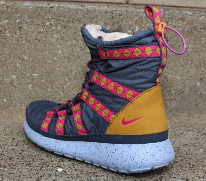 Nike Roshe Run Winter Boot Pink Blue Brown 1