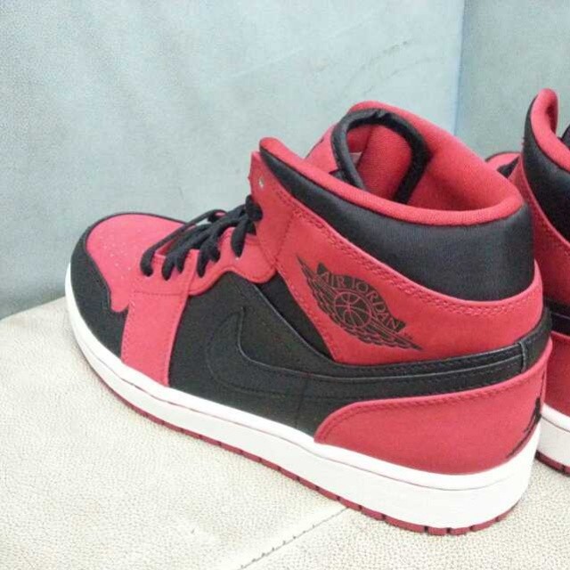 Air Jordan 1 Mid Red Black White 01