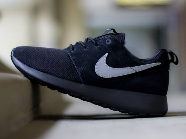 Nike Roshe Run Gs Black Metallic Silver 2