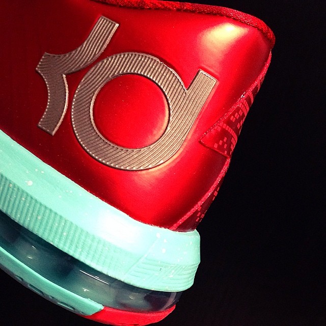 Nike Kd 6 Christmas Light Crimson Metallic Gold Green Glow 02