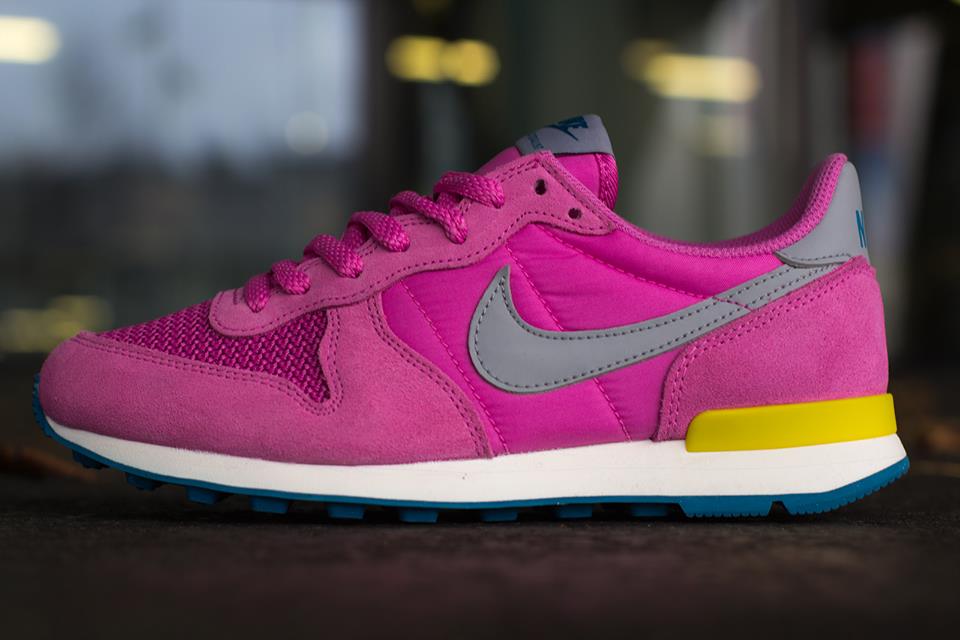 Nike Wmns Internationalist Violet Wolf Grey Citron 03
