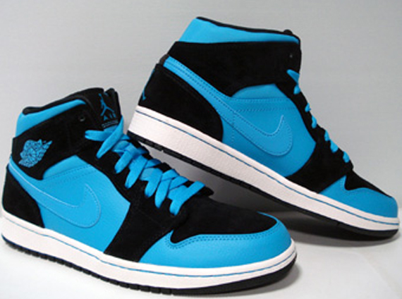 Air Jordan 1 Mid “Powder Blue”