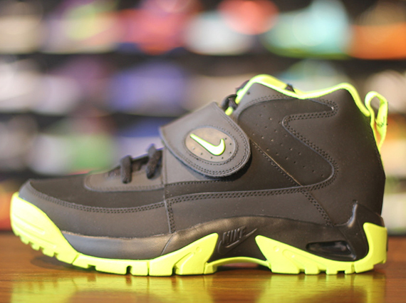 Nike Mission Black Volt 2