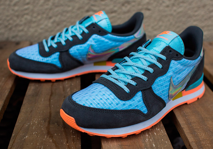 Nike Wmns Internationalist Prm Glacier Ice Hologram 03
