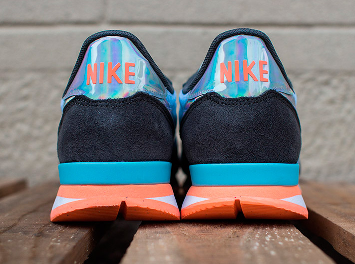 Nike Wmns Internationalist Prm Glacier Ice Hologram 04