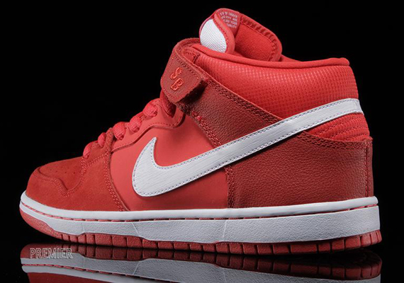 Nike SB Dunk Mid "Light Crimson" - Available