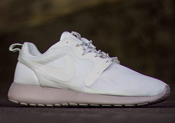 Nike Womens Roshe Run Hyperfuse - Sail - Medium Orewood Brown
