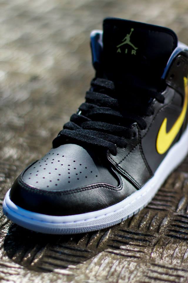 Air Jordan 1 Mid Black Vibrant Yellow 04